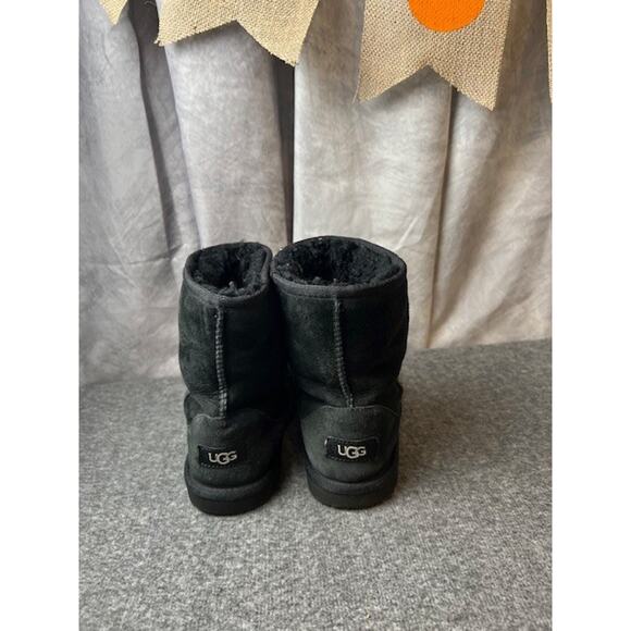 UGG Kids Classic Mid Suede Black Boot, USA Size 4 - Picture 2 of 7